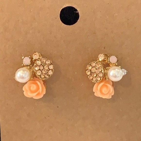 Jewelry - 💐5/25 Pearl rose cluster statement gold tone